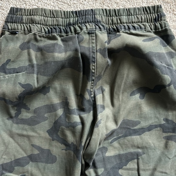 Aritzia TNA camo joggers size small - Picture 6 of 7